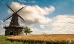 In 1871 the miller Per Andersson and his wife moved to Aggarp and became the owner of the stubbamölla. In 1896 the old mill became too small and he built the new mill in the "Dutch" style. It is an impressive building, both exterior and interior, with six floors that contained space in the revolving cap.