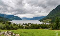 After a beautiful walk to six great waterfalls I came back to the Hardangerfjord. I liked the beautiful sight over the little village Kinsalik and the fjord.