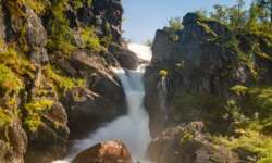 Ein kleiner Wasserfall weit oberhalb der Fjorde Ein kleiner Wasserfall weit oberhalb der Fjorde