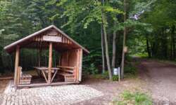 Schutzhütte und Aussichtshütte am Infotafel am Hainbuchenweg im Hainbuchenwald Gieboldehausen Schutzhütte und Aussichtshütte am Infotafel am Hainbuchenweg im Hainbuchenwald Gieboldehausen