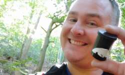 Der glückliche Cacher beim Geocaching im Ha Der glückliche Cacher beim Geocaching im Harz