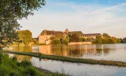 Das Kloster am See von Poimpont Das Kloster am See von Poimpont