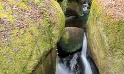Der Abgrund - toller Wasserfall ins Dunkel Der Abgrund - toller Wasserfall ins Dunkel