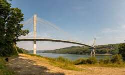 Spaziergang unter der Brücke Spaziergang unter der Brücke