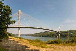 Spaziergang unter der Brücke Spaziergang unter der Brücke
