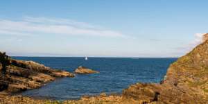 Blaues Meer und ein Segelschiff Blaues Meer und ein Segelschiff