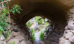 Die Dachshöhle entlang des Pfads Die Dachshöhle entlang des Pfads