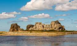 Das Haus zwischen den Felsen bei Tag Das Haus zwischen den Felsen bei Tag