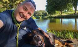 Cacher und Hund sind glücklich Cacher und Hund sind glücklich