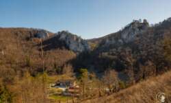 Blick vom Sperberloch auf Jägerhaus und Schloss Bronnen Blick vom Sperberloch auf Jägerhaus und Schloss Bronnen