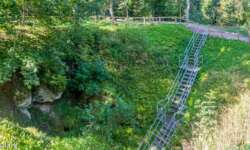 Die große Doline "Kuhhöhle" Die große Doline "Kuhhöhle"