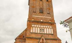 Die evangelische Kirche mit Terrakottafiguren Die evangelische Kirche mit Terrakottafiguren