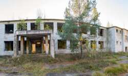 Die Schule der Geisterstadt Irbene Die Schule der Geisterstadt Irbene