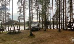 Campen mit Feuer und See Campen mit Feuer und See