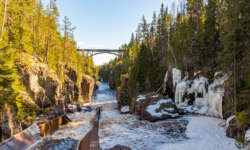 Die Schlucht Storstuped mit Eisenbahnbrücke Die Schlucht Storstuped mit Eisenbahnbrücke