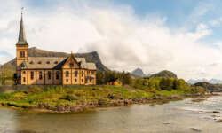 Die Lofot-Kathedrale auf dem Weg nach Svolvaer Die Lofot-Kathedrale auf dem Weg nach Svolvaer