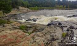 Felsritzungen und Wasserfall Felsritzungen und Wasserfall