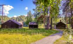 Kleine Hütten am Fluss Kleine Hütten am Fluss