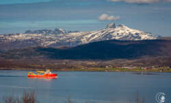 rotes Schiff im Fjord rotes Schiff im Fjord
