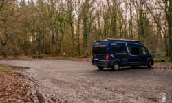 großzügiger Parkplatz großzügiger Parkplatz