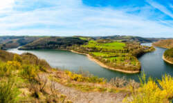 Panoramaansicht eines Flusses mit grünen Hügeln. Stausee-Panorama